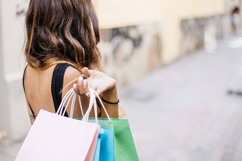 Mujer con bolsas del Black Friday