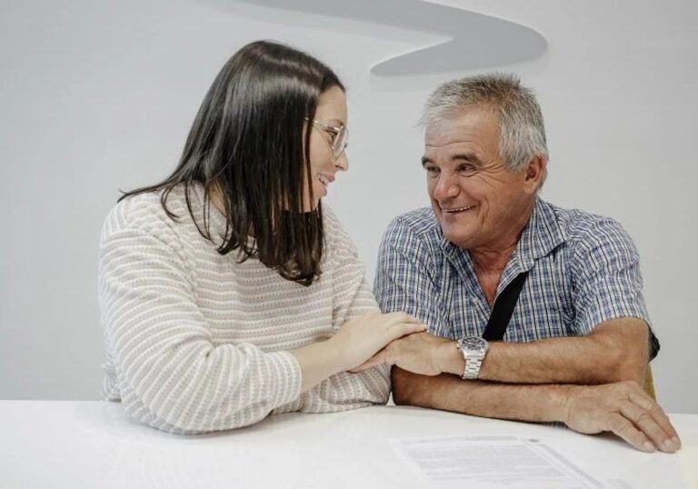 Solteros con trabajo e hijos: así son las personas que más se endeudan de España