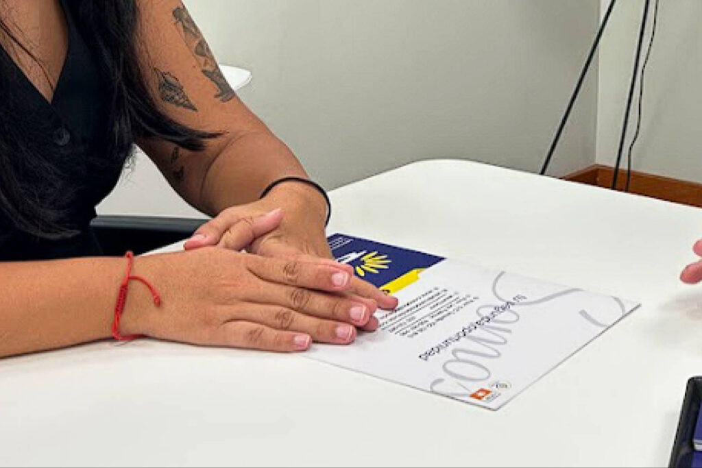 Documentación de un caso sobre la mesa durante una reunión de asesoramiento en Sin Deuda Group